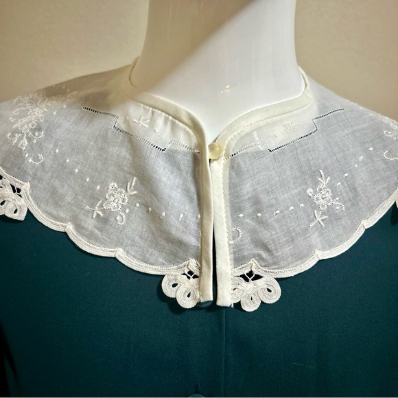 Vintage White Cotton Lace Collar Dickey, Pearl Button, Unworn - Picture 2 of 10